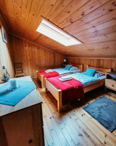 瓦森Lupshalte的小木屋内一间卧室,配有两张床