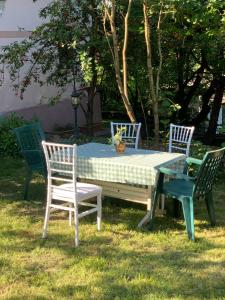 科尔贝尼vila zia的一张带三把椅子的野餐桌和一张带桌布的桌子