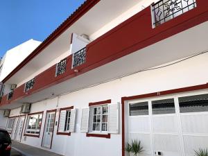 西尔韦斯卡萨克劳迪娅泳池及Wifi公寓的白色和红色的建筑,设有门窗