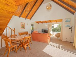 帕瓦努伊Sea Breeze Sanctuary - Pauanui Holiday Home的一间带桌椅的用餐室