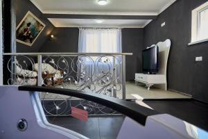 波尔塔瓦Hotel Lux Aquapark的客房设有带电视的阳台和客厅。