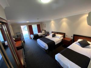 塔姆沃思贝斯特韦斯特奥尔塞特拉普拉斯汽车旅馆的酒店客房带两张床和一个客厅