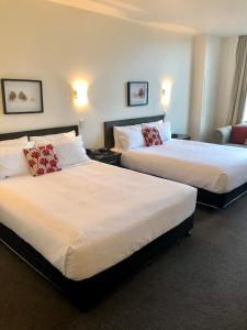 新普利茅斯Distinction New Plymouth Hotel的一间酒店客房,房间内设有两张床