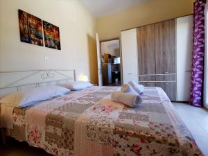 科孚镇Luna Bianca - Corfu Apartments的一间卧室配有一张床铺,床上有毯子