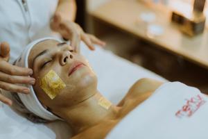弗尔尼亚奇卡矿泉镇Medical and Spa Centre Merkur的一位戴面具躺在医院病床上的妇女