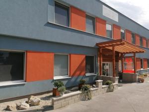 尼特拉Agro Complex Apartments的一座拥有橙色和蓝色外墙的建筑