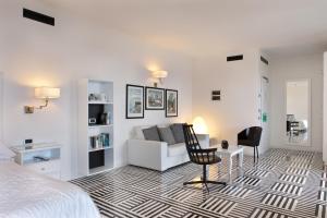 索伦托布里斯托尔酒店的一间卧室配有一张床、一张沙发和一张书桌