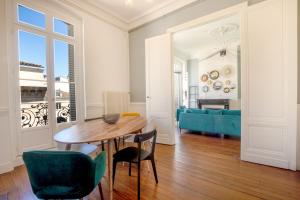 波尔多Magnifique appartement avec 3 chambres en Hypercentre的一间带桌椅和沙发的用餐室