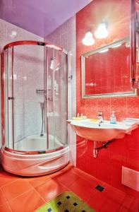 图阿普谢罗莎德尔温托酒店的带淋浴和盥洗盆的浴室