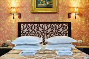图阿普谢罗莎德尔温托酒店的一间卧室配有带白色枕头的床