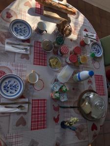 Saâne-Saint-JustCAMPAGNE ET MER的一张桌子,上面放有盘子和其他物品