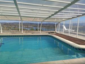 苏安塞斯VILLA OSTRERA的享有水景的游泳池