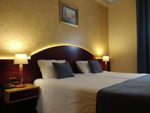 波尔图波尔图国际港务酒店的酒店客房配有一张带蓝色枕头的大床
