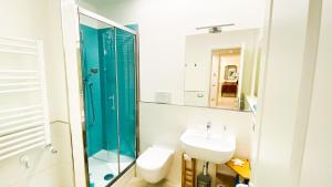 罗马Trastevere Boulevard的一间带水槽、卫生间和镜子的浴室