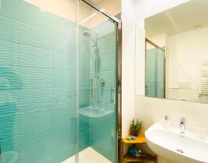 罗马Trastevere Boulevard的一间带玻璃淋浴和水槽的浴室