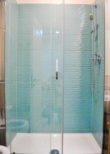 罗马Trastevere Boulevard的浴室里设有玻璃门淋浴