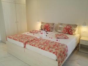 阿彻奇洛斯Bouganville Bed & Breakfast Stegna的白色客房内的两张床,配有两张sidx sidx sidx床