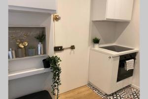 Stylist and cosy appartement in Montparnasse的厨房或小厨房