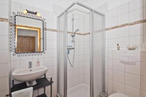 吕根岛上的维克Ostseehaus Odin Doppelhaushälfte的白色的浴室设有水槽和淋浴。