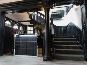贝德福德神韵酒店的建筑中带有黑色墙壁和楼梯的楼梯