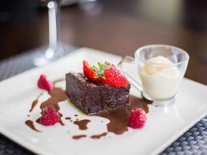 贝德福德神韵酒店的一块巧克力蛋糕,配上草莓和一杯牛奶