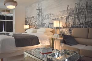 迪耶普Villa Castel Chambres d'hôtes B&B的卧室配有一张床,画有船
