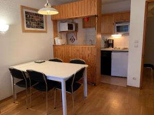 沃雅尼VAUJANYLOCATIONS - Cochette II Apt 1 & 2的厨房以及带桌椅的用餐室。