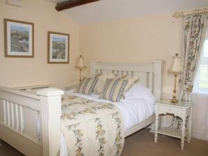 诺斯维奇Wall Hill Farm的白色卧室配有白色的床和2张桌子