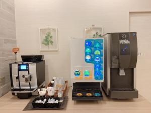 东京葛西鲜花酒店的厨房配有饮水机和冰箱