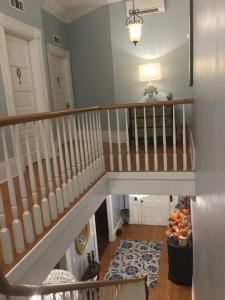 新奥尔良WG Creole House 1850的楼梯间,客厅的楼梯