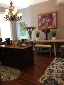 新奥尔良WG Creole House 1850的厨房配有柜台和鲜花桌