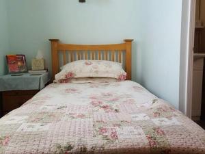 巴斯White Guest House的一间卧室配有床,床上装有被子