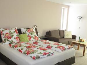 法尔维希兰得卡斯豪福酒厂谷仓酒店的客厅里配有红色和白色枕头的沙发