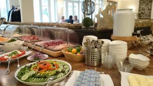 法尔维希兰得卡斯豪福酒厂谷仓酒店的餐桌上放有食物盘子的桌子