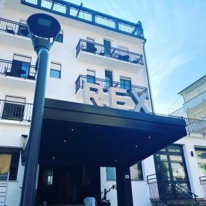 丽都迪萨维奥Hotel Rex的街灯在旅馆前的标志