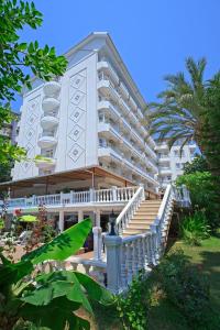 阿萨拉尔Ramira Beach Hotel - All Inclusive的前面有楼梯的大型白色建筑
