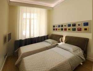 那不勒斯fafgrandsuitenapoli的卧室设有两张床,带窗户