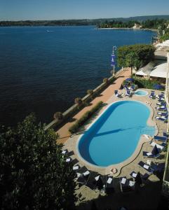 加尔多内-里维耶拉加尔多内大酒店的游泳池旁的顶部景色