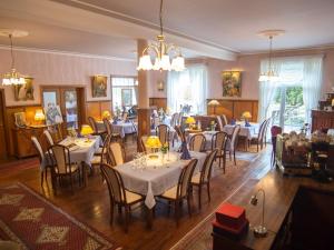 Burg (an der Mosel)祖尔波斯特酒店 - 摩泽尔河畔城堡的用餐室配有桌椅和吊灯。