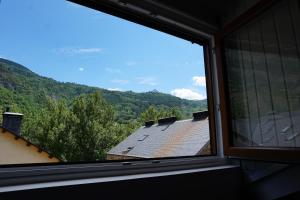 贝纳斯克Ático Pico Cerler的从屋顶的窗户欣赏美景
