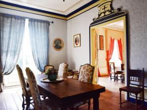 Bonnac-la-Côte圣安托尼城堡酒店的一间带木桌和镜子的用餐室