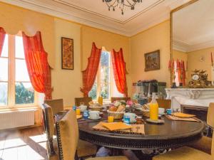 Bonnac-la-Côte圣安托尼城堡酒店的一间带桌椅和窗户的用餐室