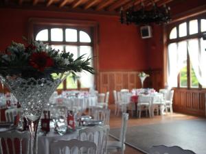 Bonnac-la-Côte圣安托尼城堡酒店的用餐室配有白色的桌子和白色的椅子
