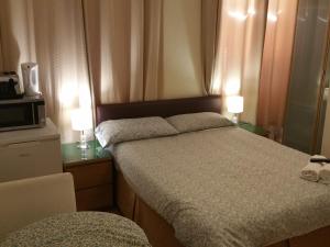 亨顿Chumleigh Lodge Hotel Ltd.的一间卧室配有一张带两盏灯的床。