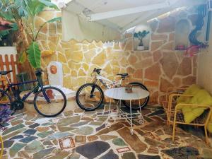 雅典雅典格利法达一室公寓的两辆自行车停放在石墙房