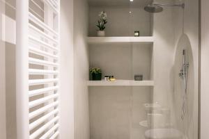 卡萨莱蒙费拉托Mameli Comfort的带淋浴和盥洗盆的白色浴室