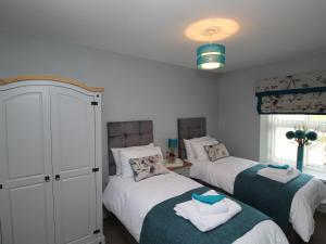 杜伦Colliery Cottage的一间卧室配有两张带毛巾的床
