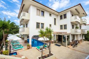 利迈纳里亚戈尔登公寓式酒店的公寓大楼设有游泳池和棕榈树