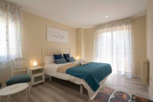 格拉纳达Impresionante apartamento Palacio de Congresos的一间卧室配有一张带蓝色枕头的床