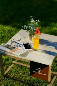 阿莱利亚阿雷阿勒拉酒店的一张野餐桌,上面放着一杯橙汁